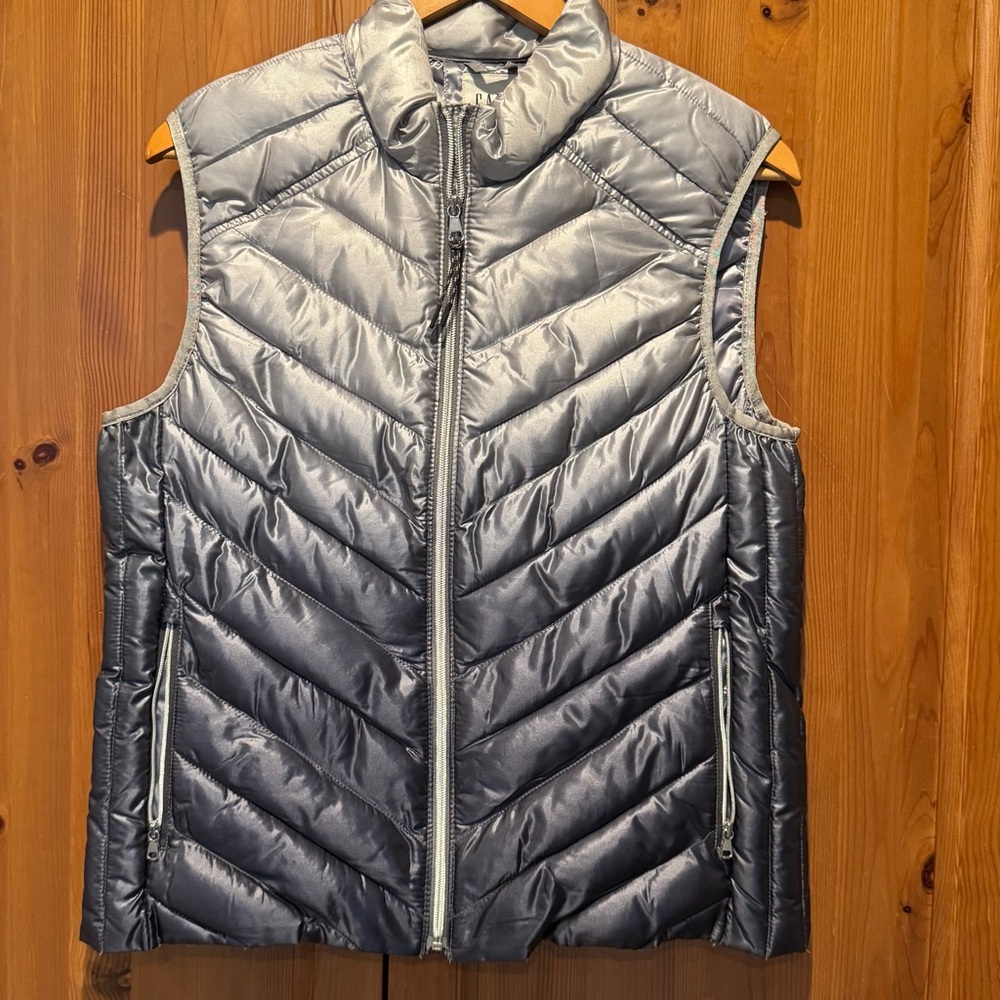 GAP Women's Shiny Silver Ombre Puffer Vest Size M 20"x25"-Almost New!